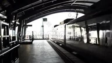 为游客和通勤者从<strong>火车</strong>下车到<strong>火车</strong>的视频<strong>剪影</strong>。 地铁城市交通抽象